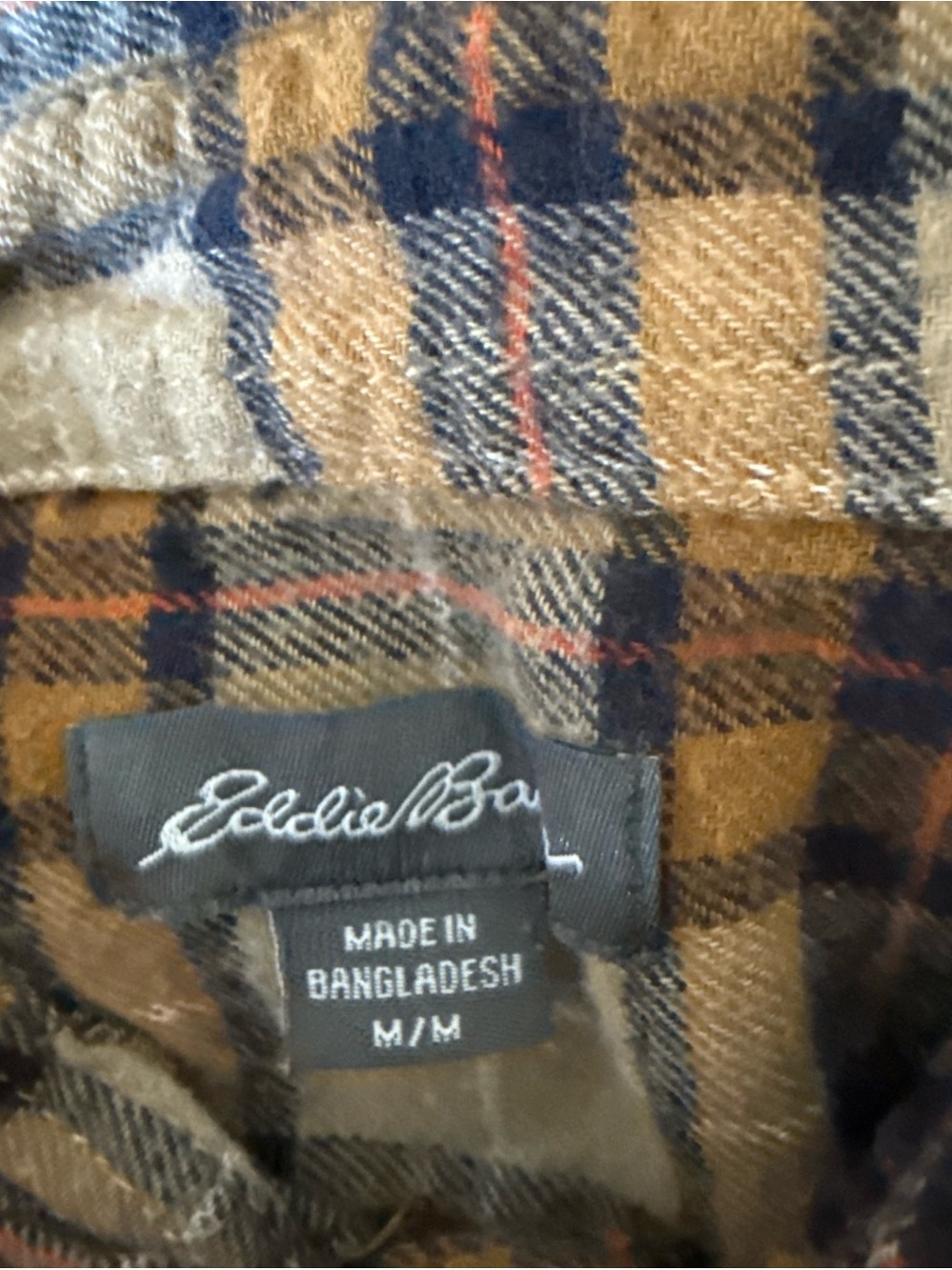 Description:
Classic Eddie Bauer men’s plaid flannel button-down shirt in size M